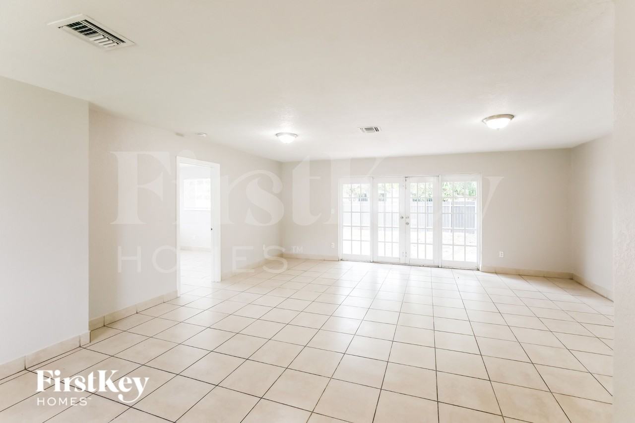 4115 Nw 185th St - Photo 2 of 19
