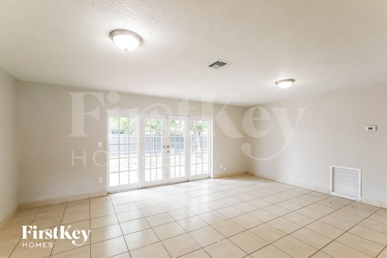 4115 Nw 185th St - Photo 3 of 19