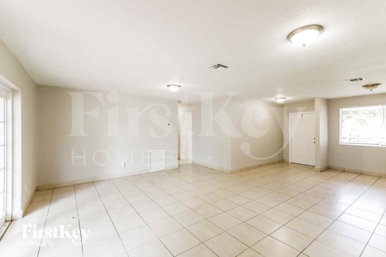 4115 Nw 185th St - Photo 5 of 19