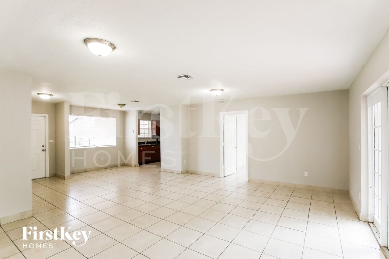 4115 Nw 185th St - Photo 6 of 19
