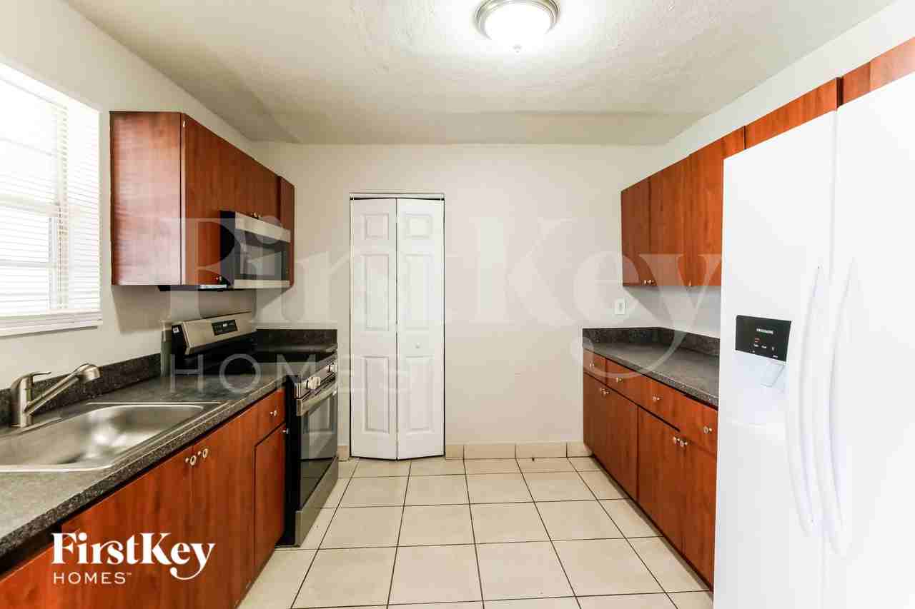 4115 Nw 185th St - Photo 7 of 19