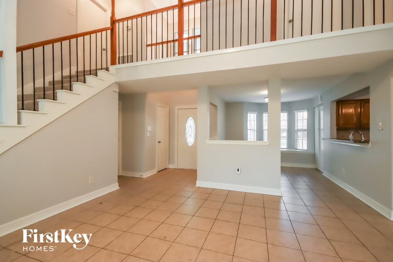 3210 Lake Stream Dr - Photo 4 of 15