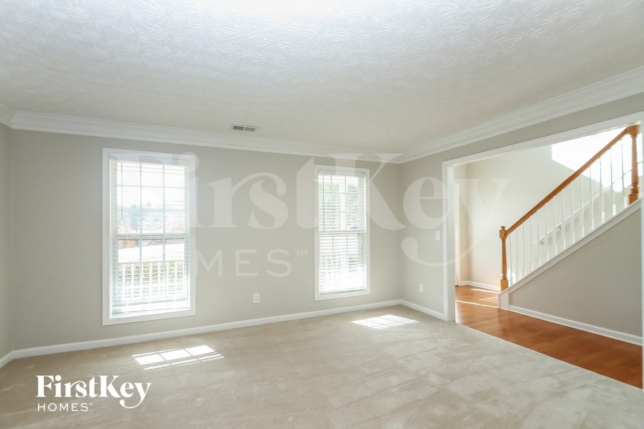 304 Hickory Creek Ln - Photo 2 of 15
