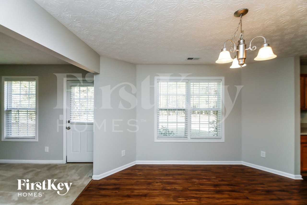 304 Hickory Creek Ln - Photo 4 of 15