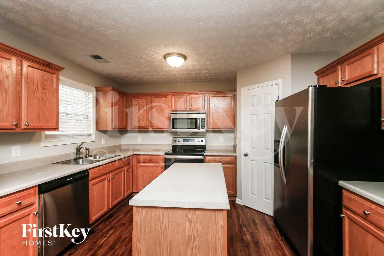 304 Hickory Creek Ln - Photo 5 of 15