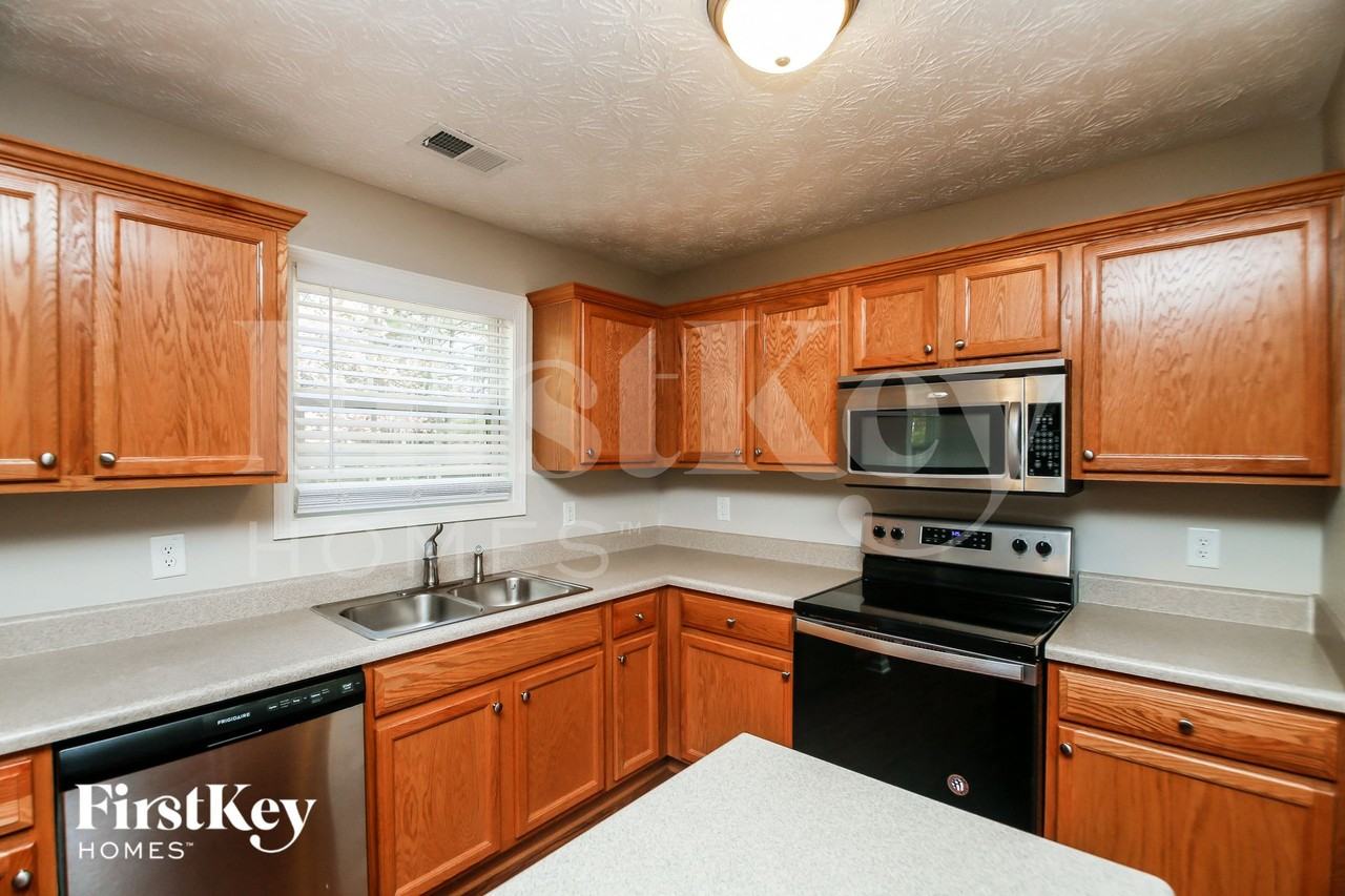304 Hickory Creek Ln - Photo 6 of 15