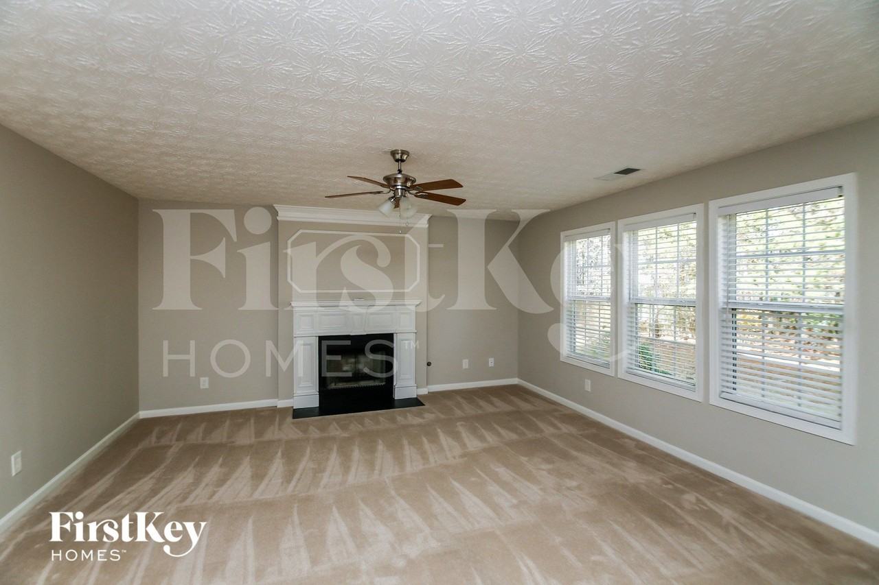 304 Hickory Creek Ln - Photo 7 of 15