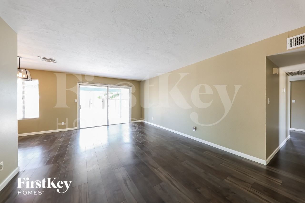 2915 W Danbury Dr - Photo 2 of 16
