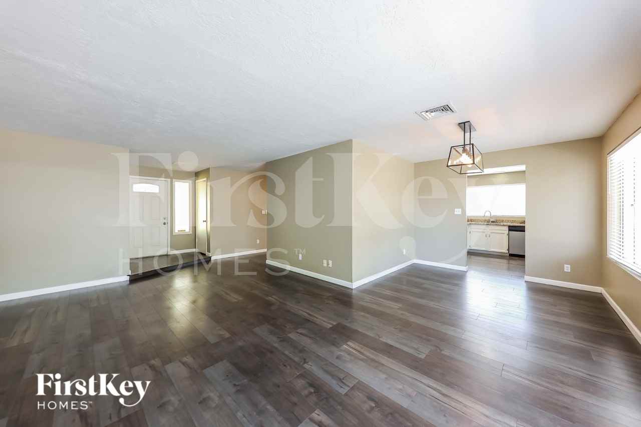 2915 W Danbury Dr - Photo 3 of 16