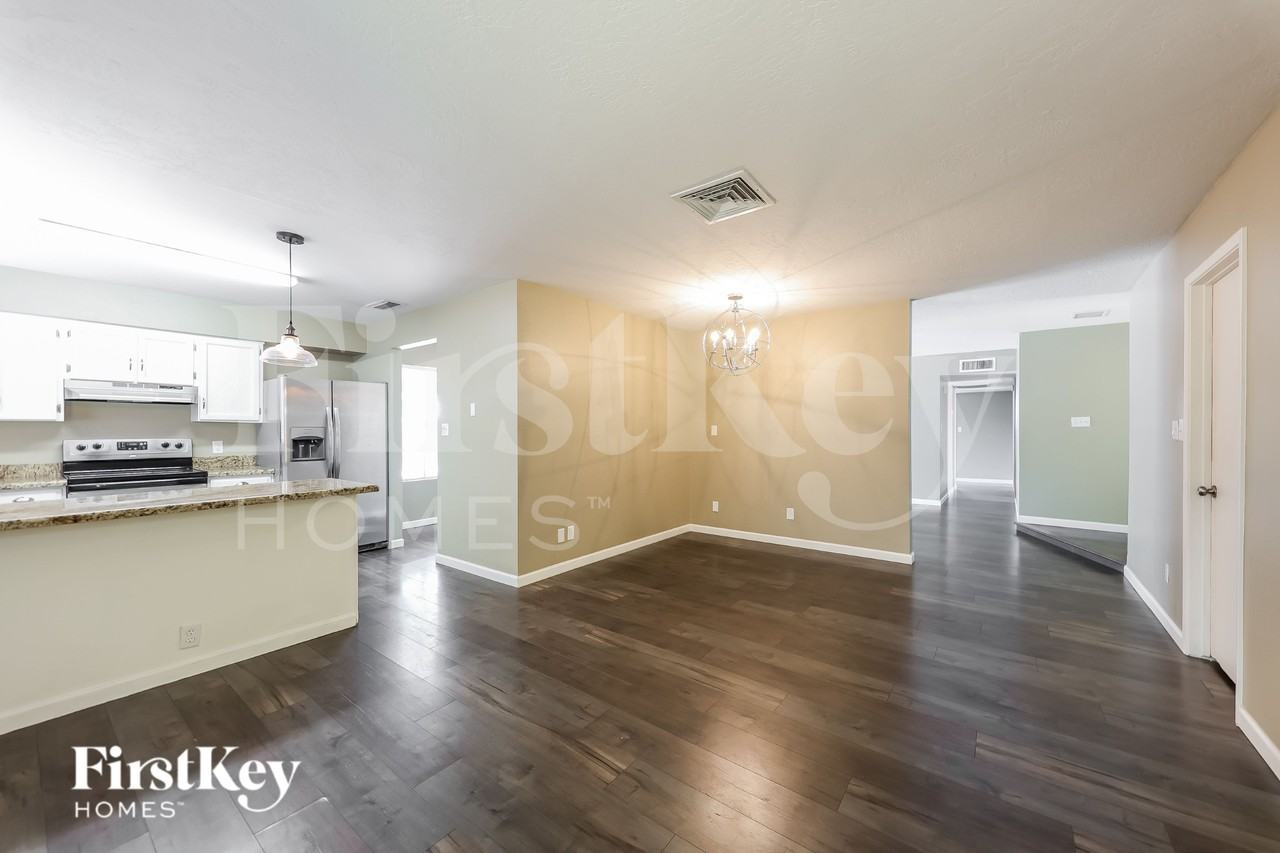 2915 W Danbury Dr - Photo 5 of 16