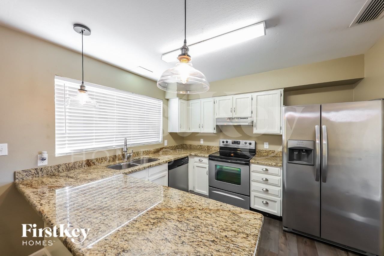 2915 W Danbury Dr - Photo 6 of 16