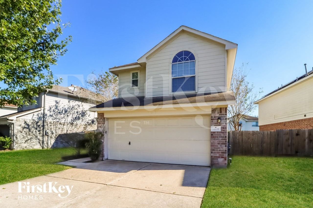 14111 Bishop Bend Ln - Photo 2 of 15