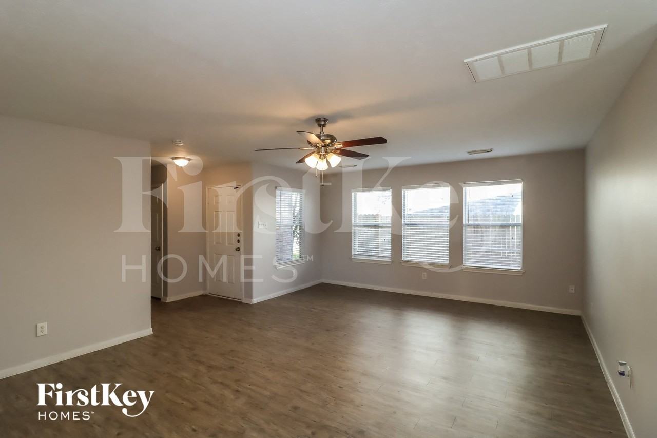 14111 Bishop Bend Ln - Photo 3 of 15