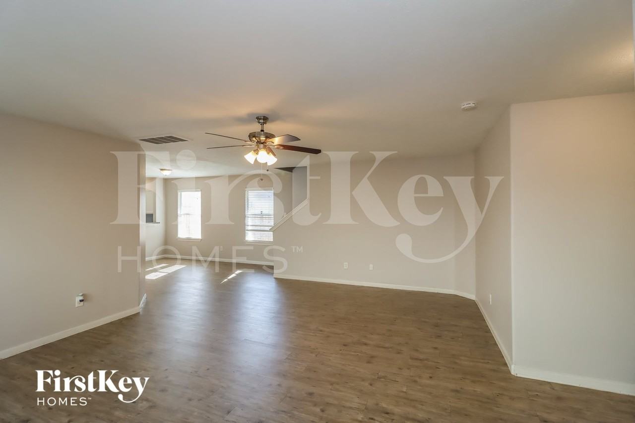 14111 Bishop Bend Ln - Photo 4 of 15