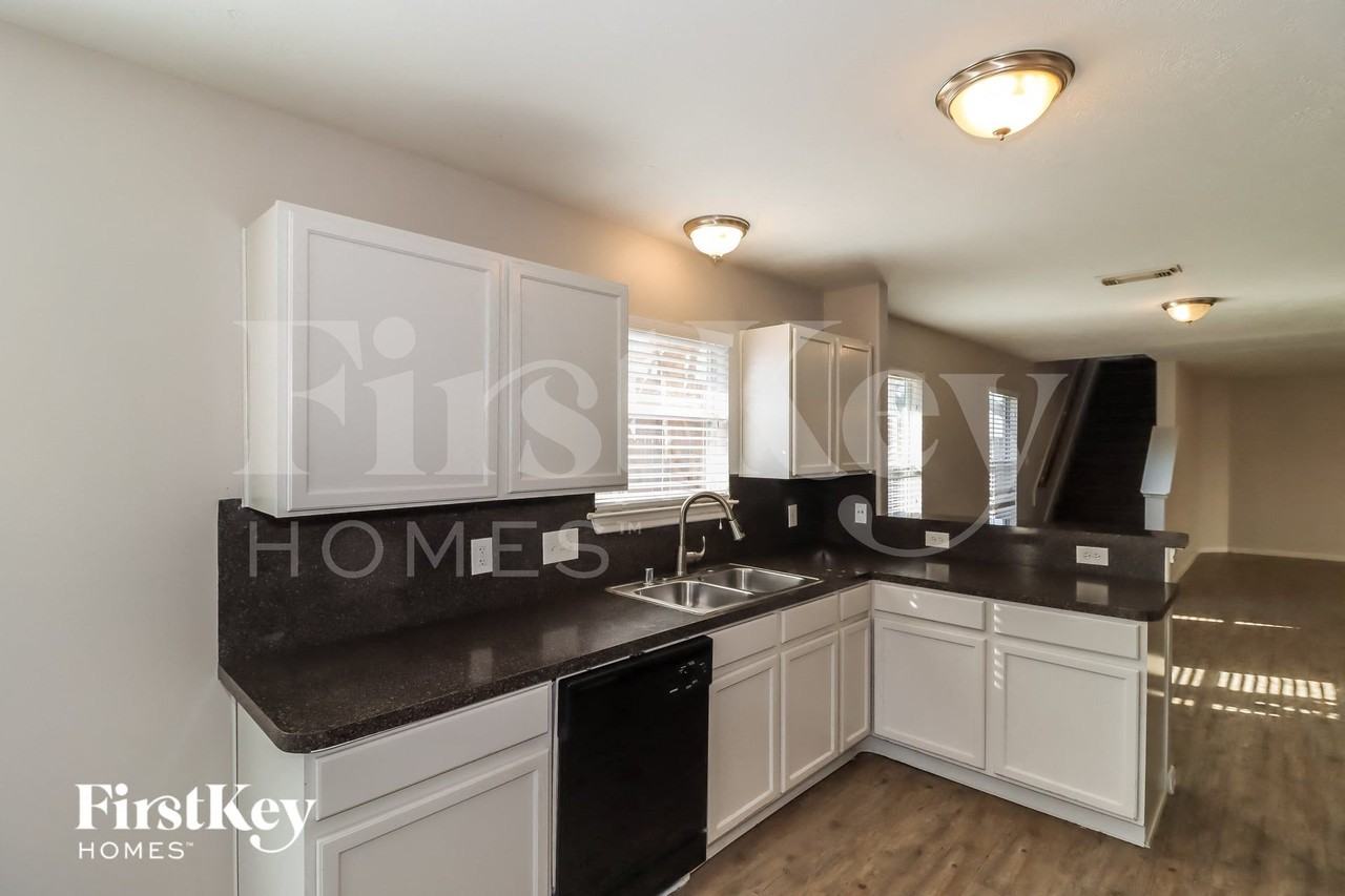 14111 Bishop Bend Ln - Photo 5 of 15