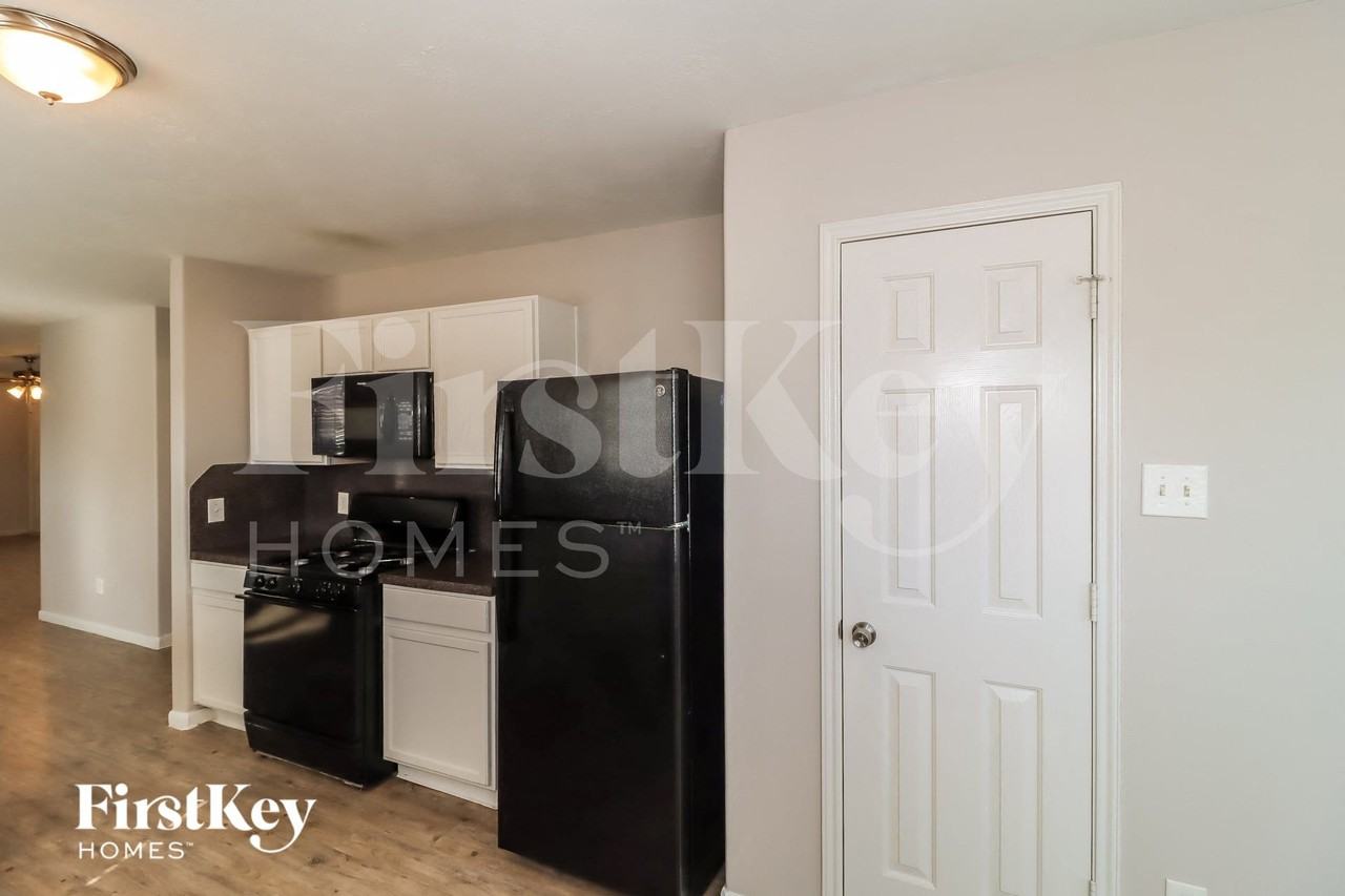 14111 Bishop Bend Ln - Photo 6 of 15