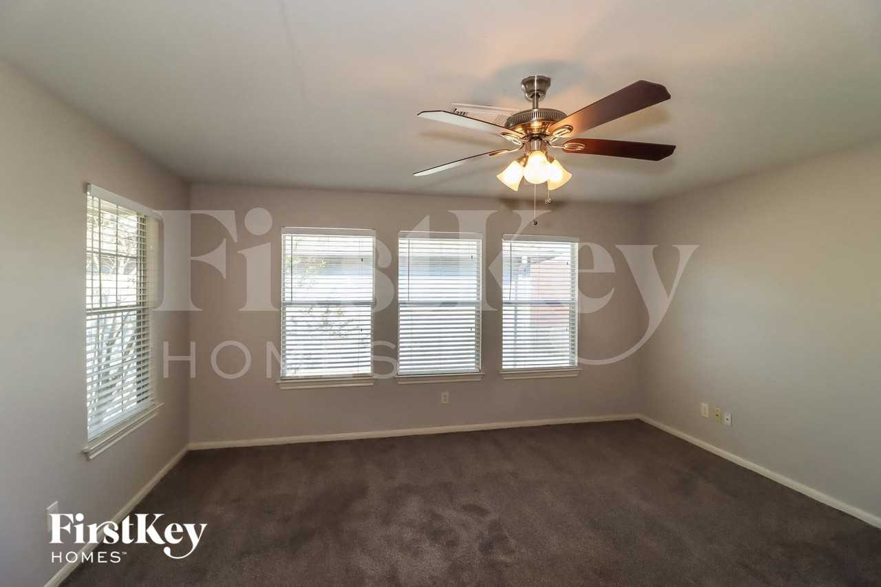 14111 Bishop Bend Ln - Photo 7 of 15