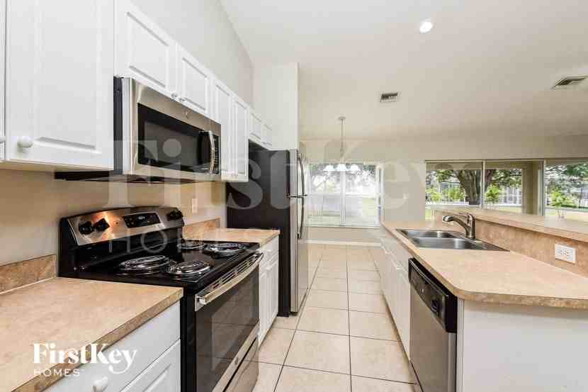 1211 Nw 12th Pl - Photo 3 of 15