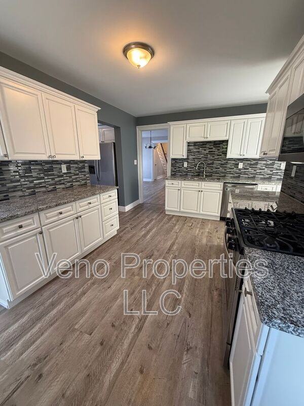 81 Bath St - Photo 2 of 19
