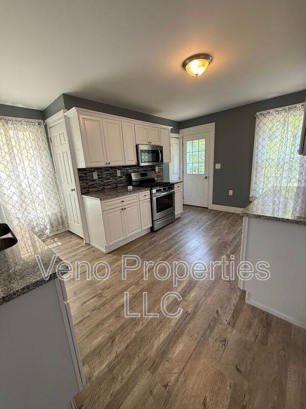 81 Bath St - Photo 3 of 19