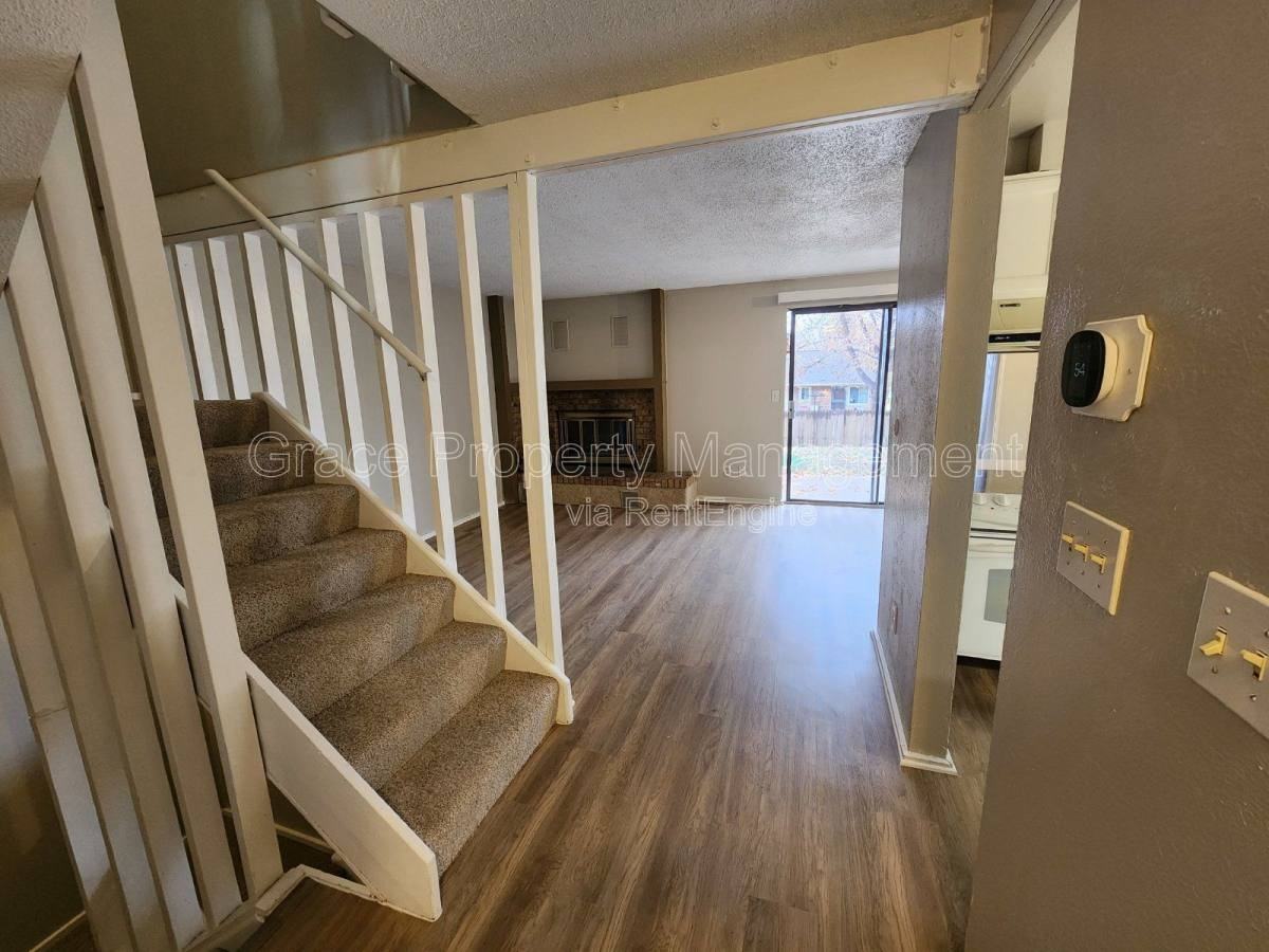 492 S Dover Ave - Photo 2 of 10