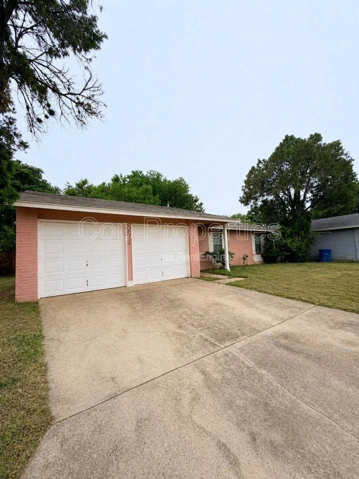 9319 Cliff Point Dr - Photo 2 of 10