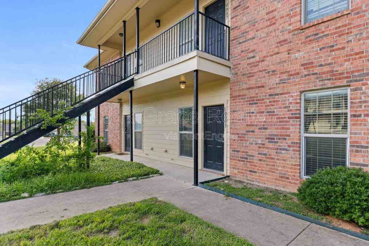 2100 Breezy Dr - Photo 3 of 10