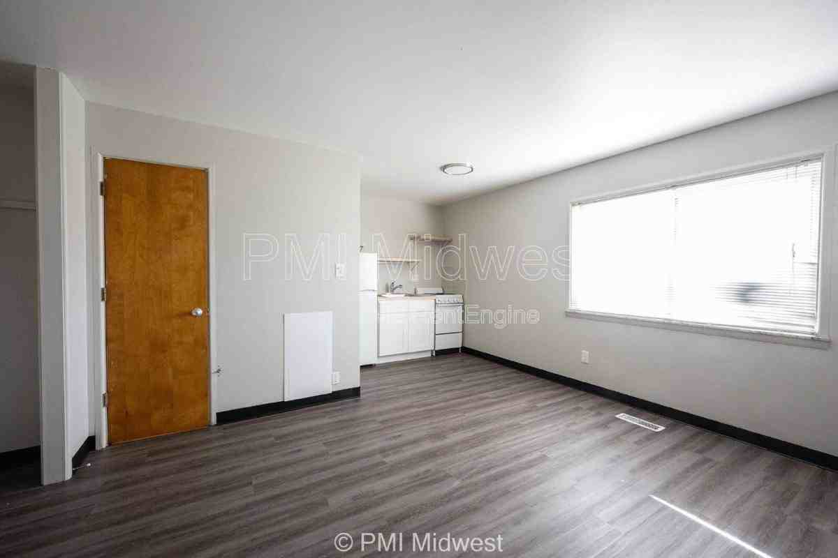 4985 N Franklin Rd #1 - Photo 3 of 9
