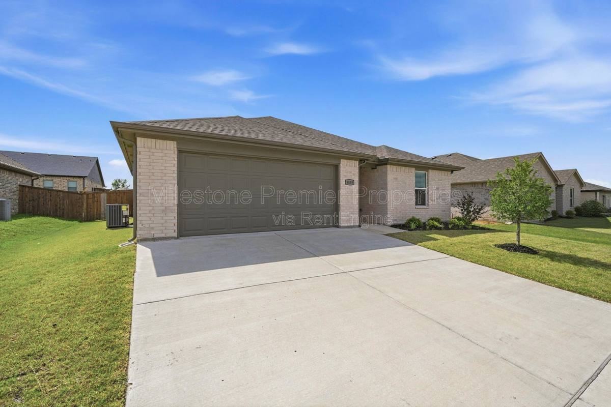 1819 Boxwood Dr - Photo 2 of 10