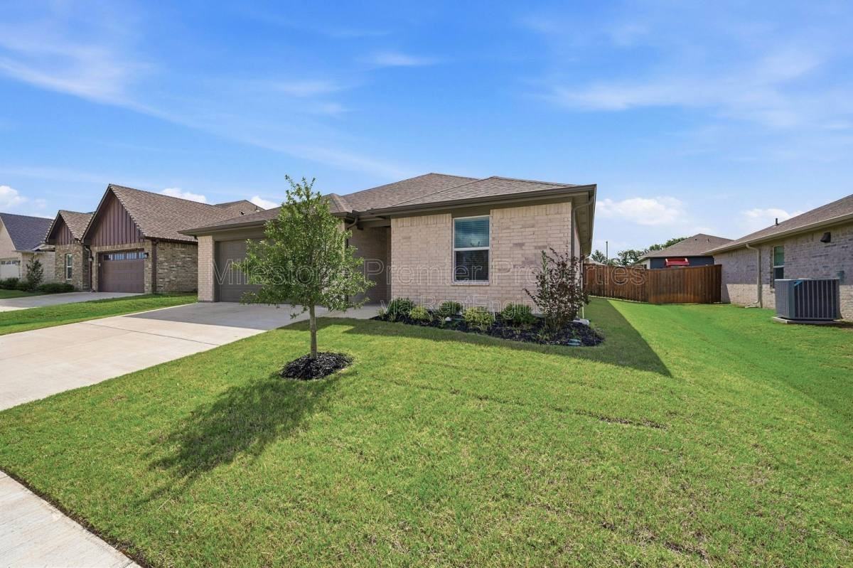 1819 Boxwood Dr - Photo 3 of 10