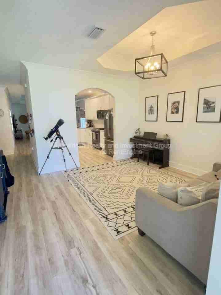 1405 Hickory St - Photo 3 of 10
