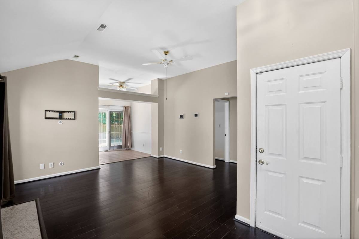 47950 Mayflower Dr - Photo 3 of 10