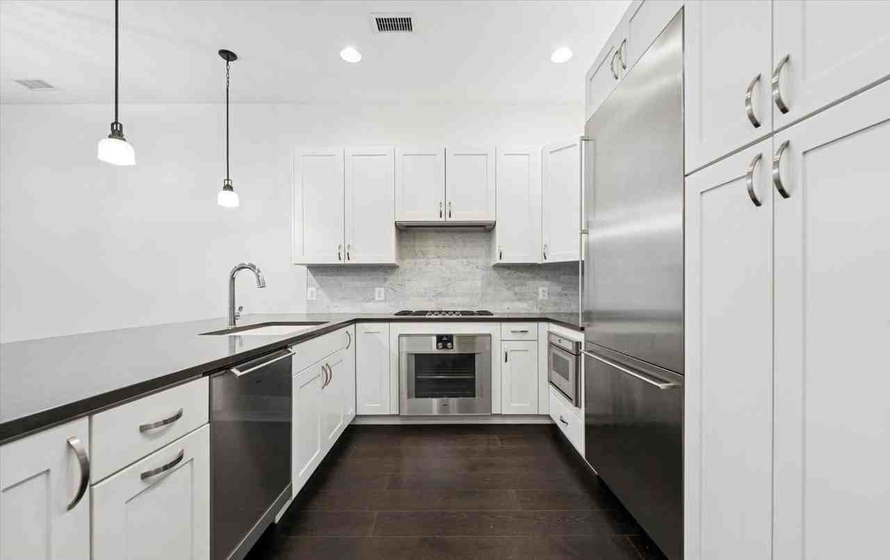 410 S Front St - Photo 3 of 23