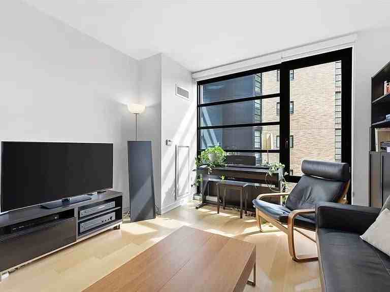 580 Washington St - Photo 2 of 2