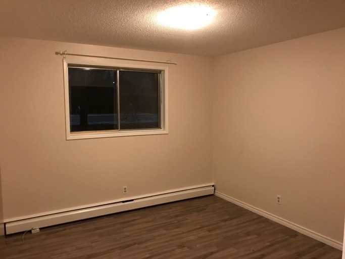 10505 70 Ave Nw - Photo 3 of 5