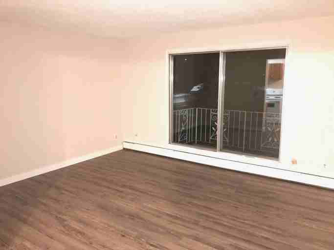 10505 70 Ave Nw - Photo 4 of 5