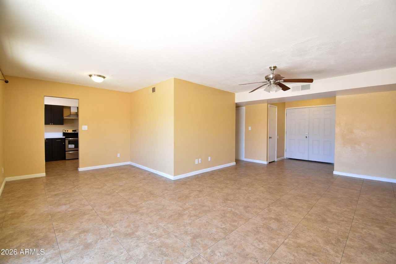 6525 W Mercer Ln - Photo 3 of 22