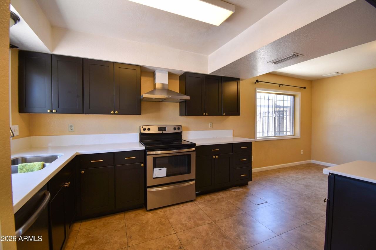 6525 W Mercer Ln - Photo 4 of 22