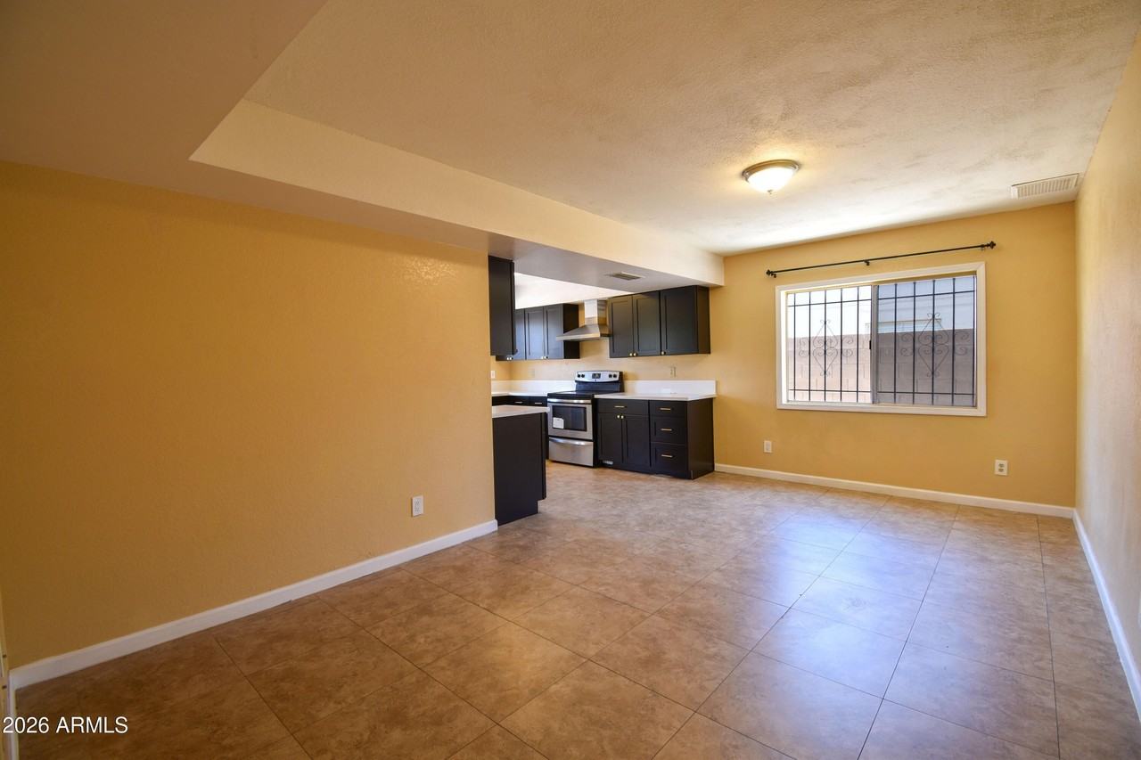 6525 W Mercer Ln - Photo 6 of 22