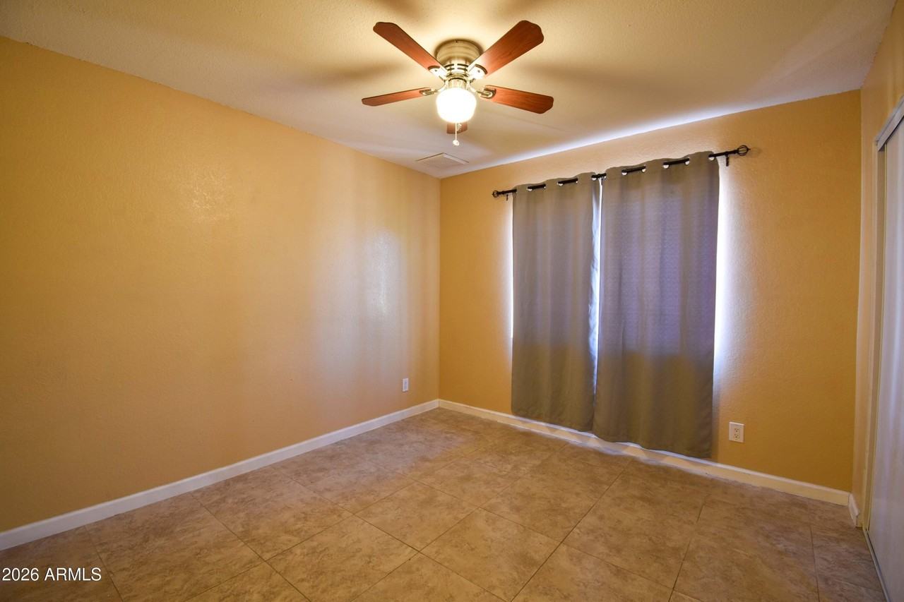 6525 W Mercer Ln - Photo 7 of 22