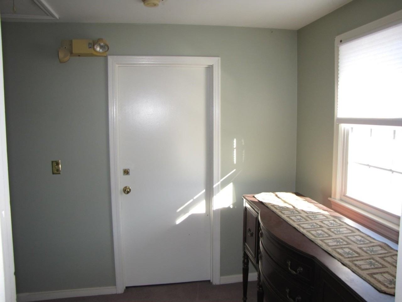 1100 Valley St - Photo 4 of 9