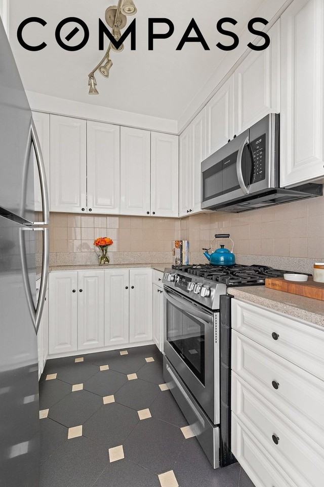 401 E 65th St #11HI - Photo 3 of 9