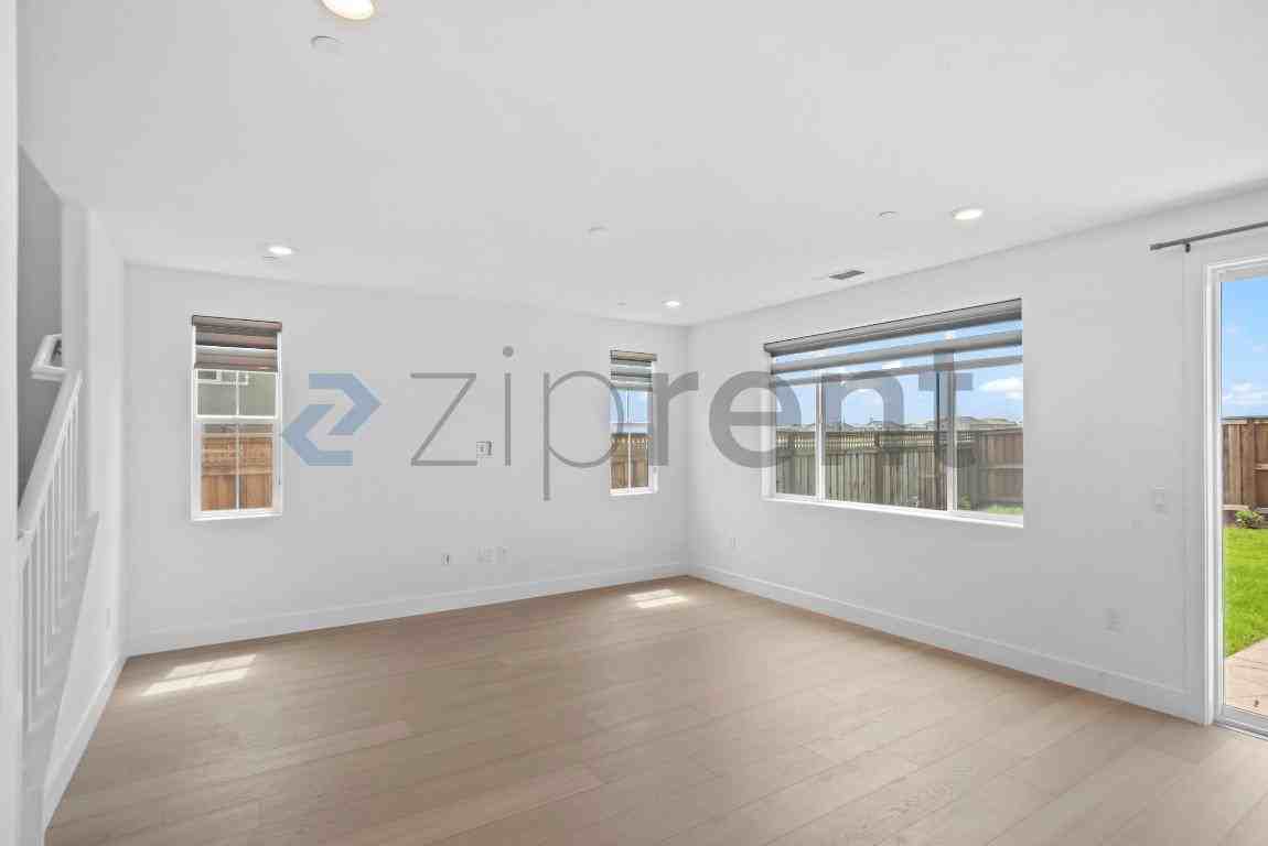 4638 Strandberg Ave - Photo 6 of 36