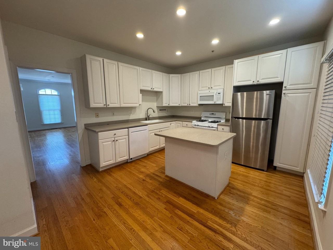 504 N Thomas St Apt I - Photo 2 of 16