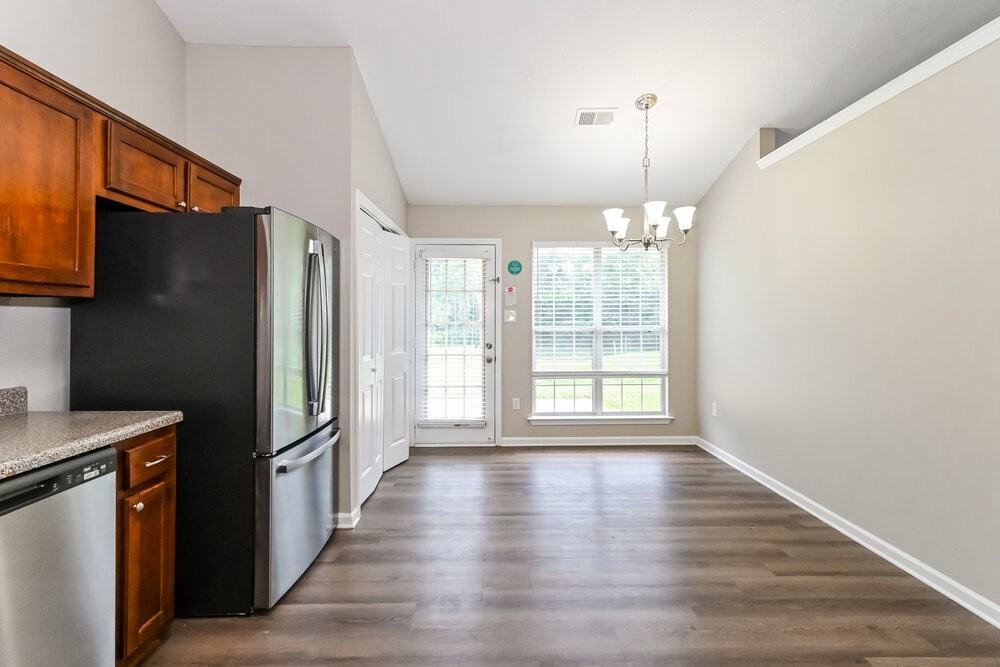1540 Madison Cv W - Photo 5 of 16
