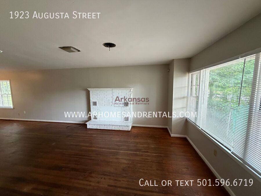 1923 Augusta St - Photo 2 of 13