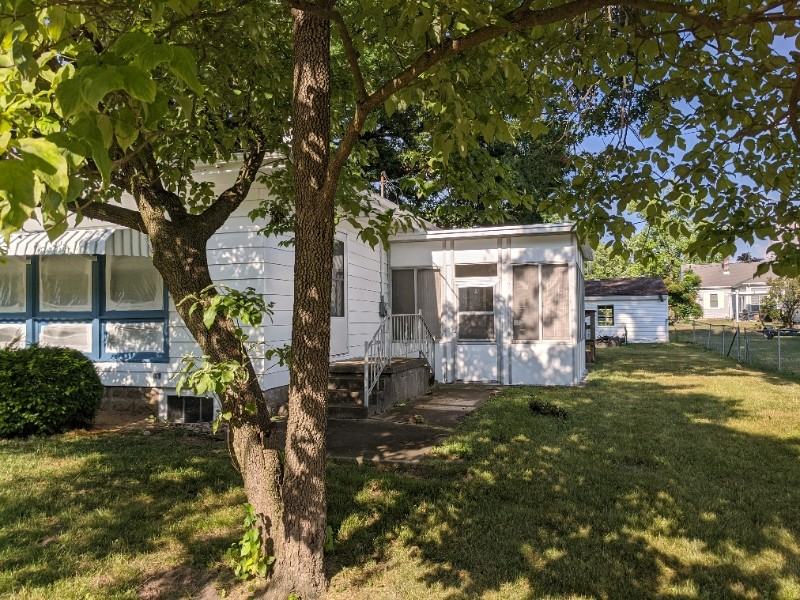 215 W Cass St - Photo 6 of 14