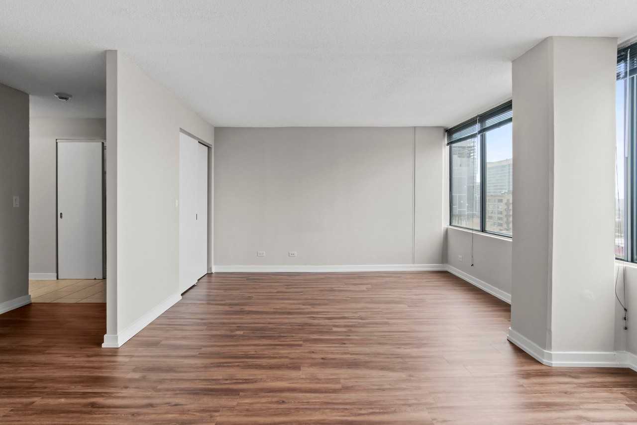 1311 S Michigan Ave - Photo 2 of 6