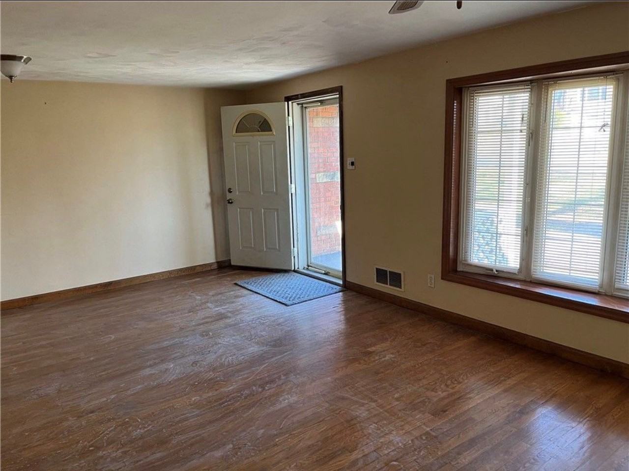 135 Greenbriar Dr - Photo 4 of 17
