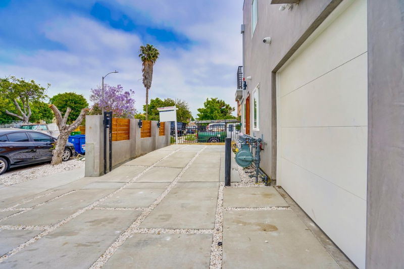 2300 Carmona Ave - Photo 2 of 20